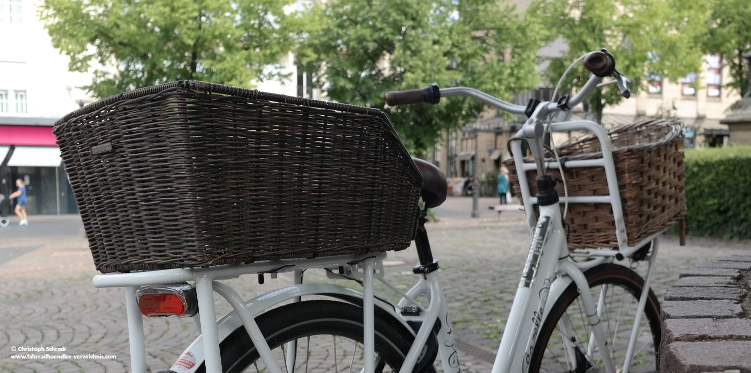 Ein Fahrradkorb ermöglicht den bequemen Transport verschiedenster Dinge und findet sich meist am Citybike, Stadtrad oder Trekkingrad