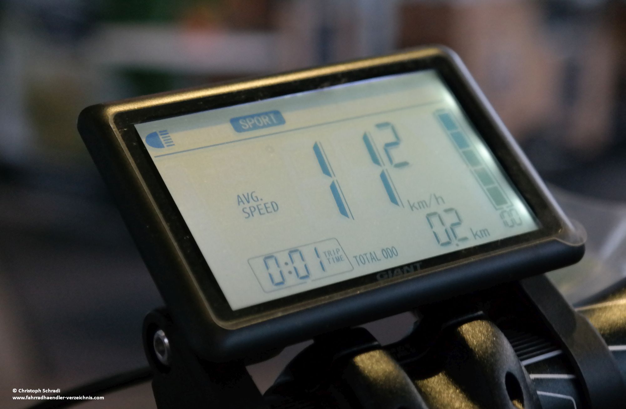 Die Ridecontrol "Charge" Bedieneinheit - Display von Giant bietet eine in schwarz weiß gehaltene Anzeige der wichtigsten Fahrdaten am E-Bike von Giant Syncdrive Antrieben