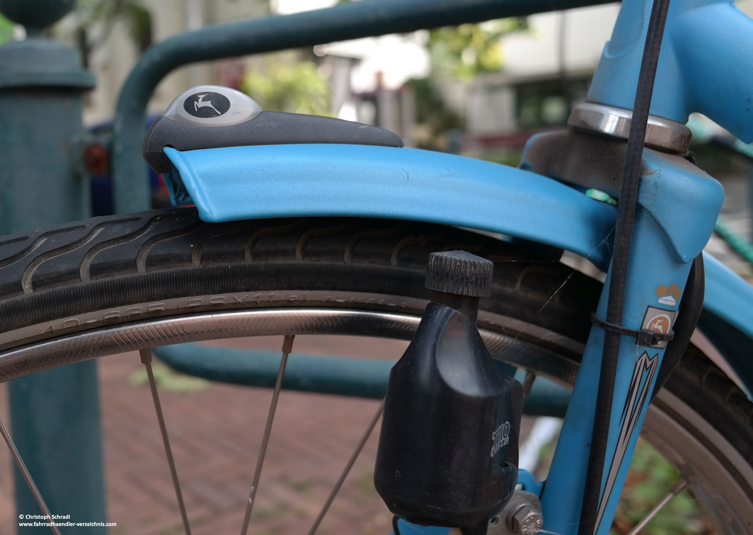 Ein Seitenläuferdynamo ist eine veralte Art am Fahrrad Strom zu Erzeugen um damit das Fahrradlicht zu betreiben. Hier wird durch Reibung an der Reifenwand Strom erzeugt