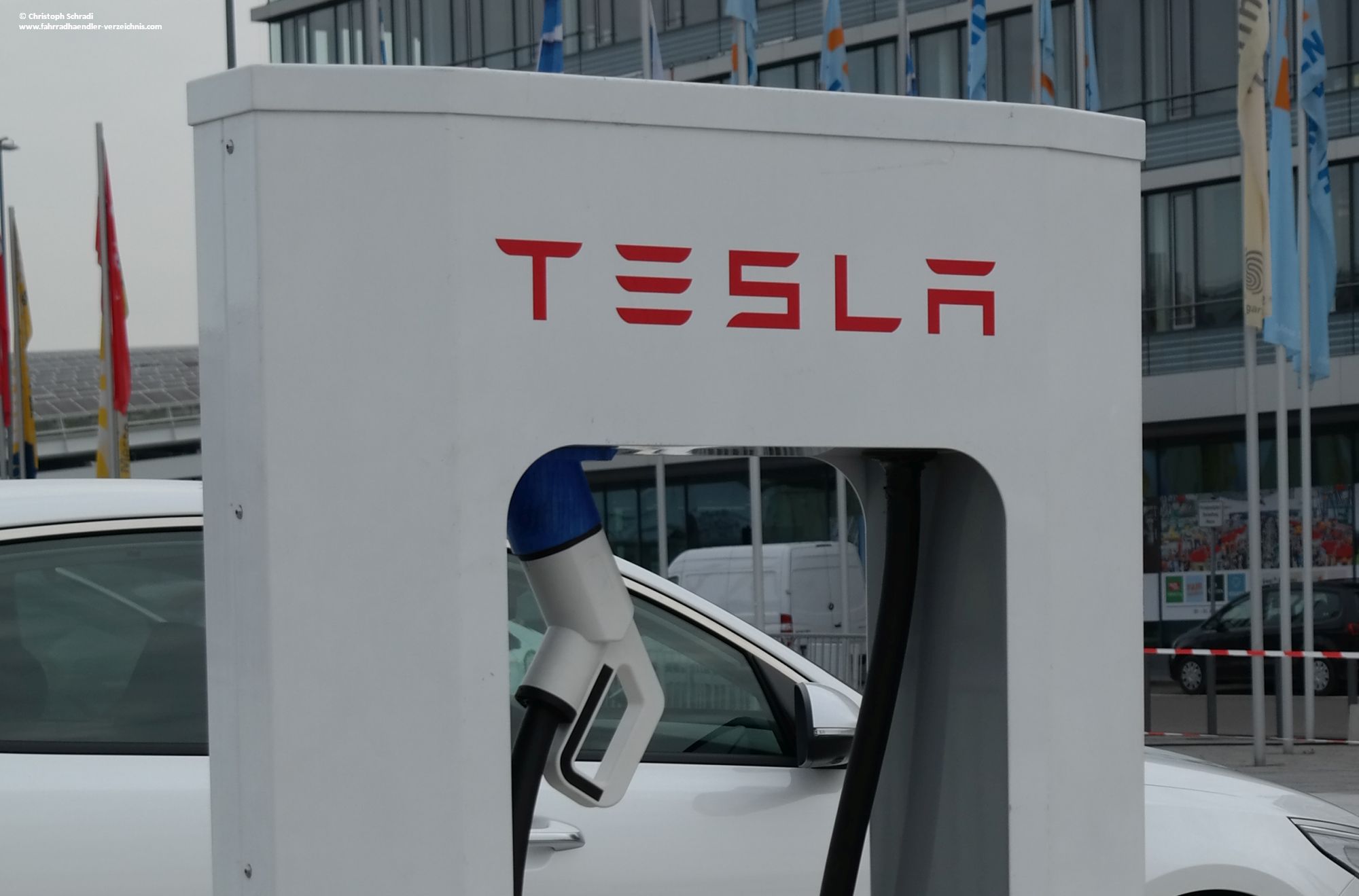 Die Ladestation für Elektroautos des US-Herstellers Tesla - der Kabelquerschnitt ist besonders hoch um die Stromwärme in Grenzen zu halten